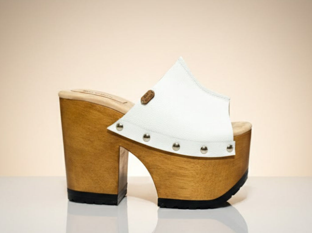 Vintage 70's style white platform sandals. Vintage style wooden heeled sandals. White vintage style mules. Handmade leather shoes by Sol Caleyo.