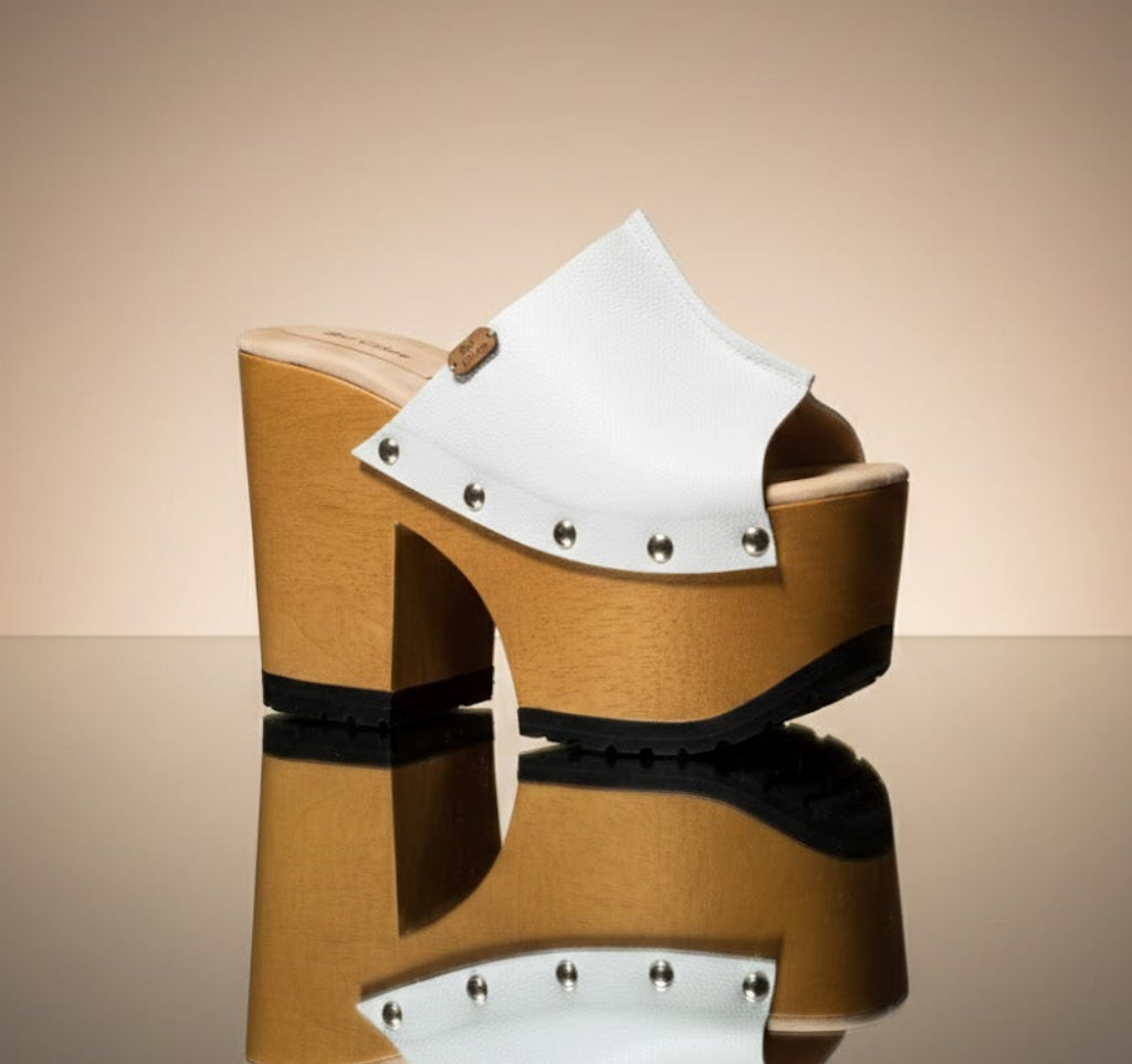 Vintage 70's style white platform sandals. Vintage style wooden heeled sandals. White vintage style mules. Handmade leather shoes by Sol Caleyo.