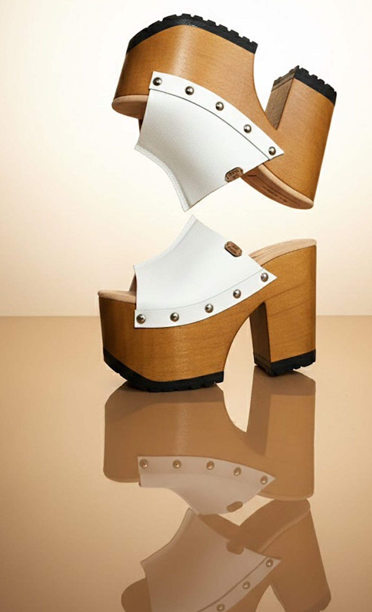 Vintage 70's style white platform sandals. Vintage style wooden heeled sandals. White vintage style mules. Handmade leather shoes by Sol Caleyo.