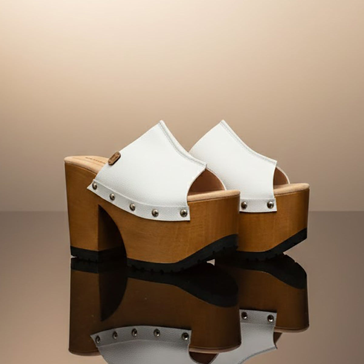 Vintage 70's style white platform sandals. Vintage style wooden heeled sandals. White vintage style mules. Handmade leather shoes by Sol Caleyo.
