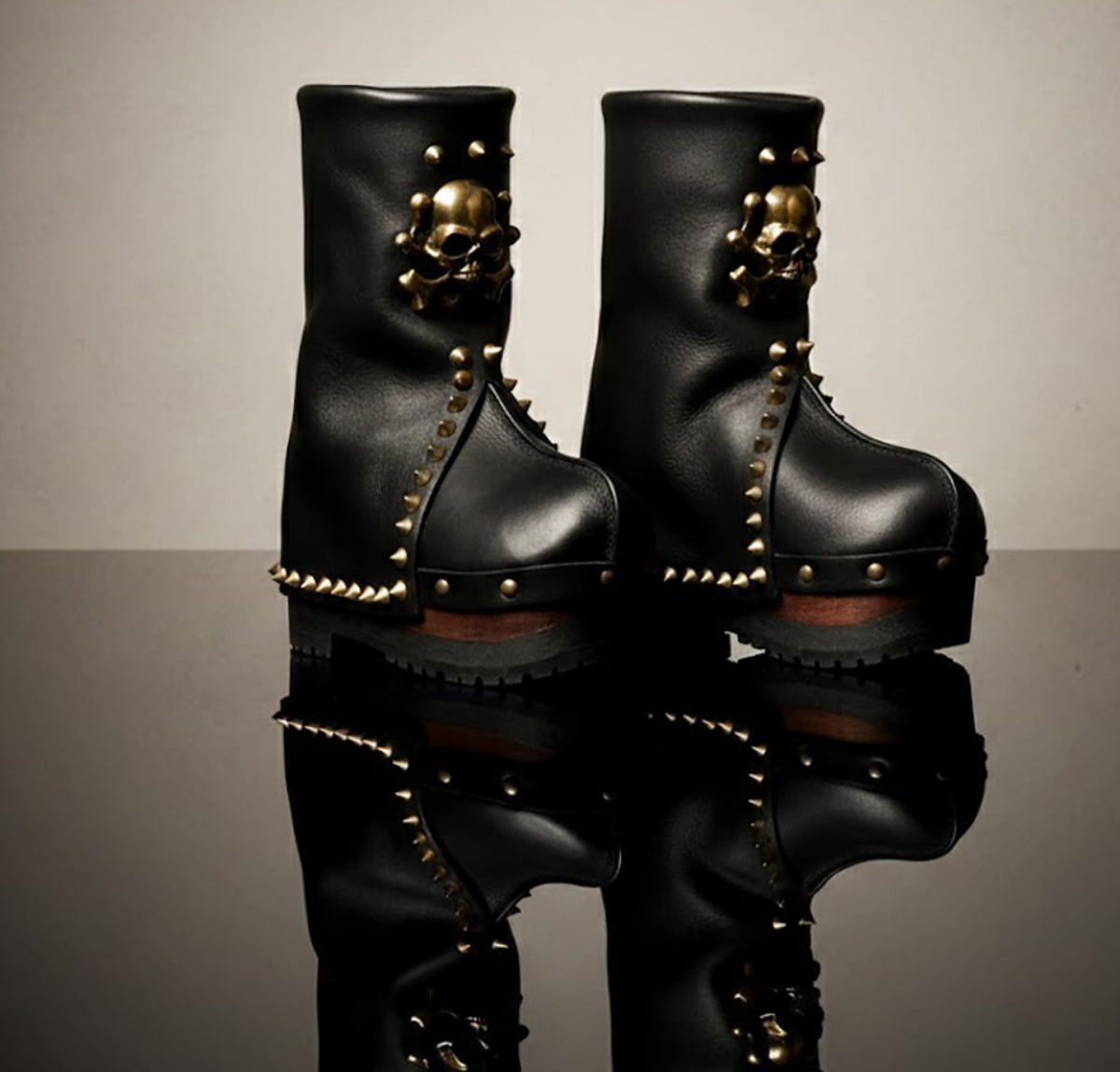 Black leather platform boots with studs and chains. Rock style boots with wooden heel. Bohemian warrior boots with metal details. Sizes 34 to 47. Handmade by Sol Caleyo.
