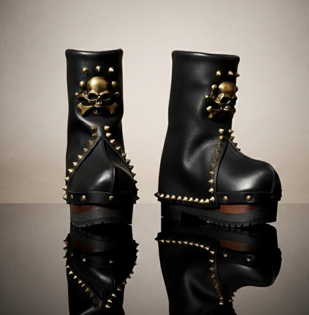 Black leather platform boots with studs and chains. Rock style boots with wooden heel. Bohemian warrior boots with metal details. Sizes 34 to 47. Handmade by Sol Caleyo.