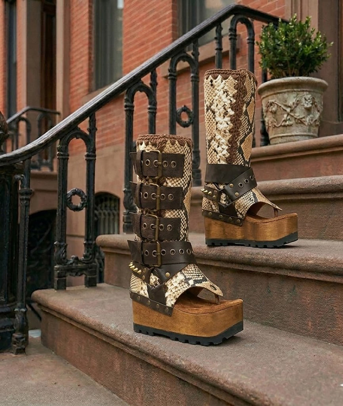 Close-up of handmade Alabama Flip Flops Snake Boots by Sol Caleyo, showing the textured snake-effect leather, 10 cm wooden wedge, and durable black Vibram tractor sole.