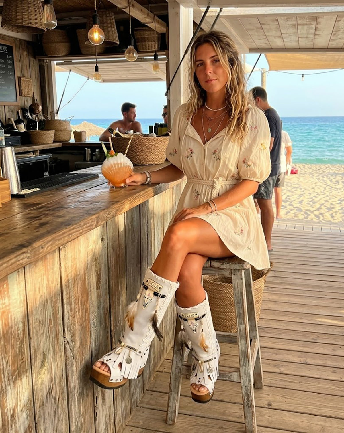 White suede leather boot with hand-painted buffalo in bohemian style. Sizes 33 to 47. Special sizes.
An exclusive design by Sol Caleyo, created for those who value craftsmanship, comfort, and authentic style.