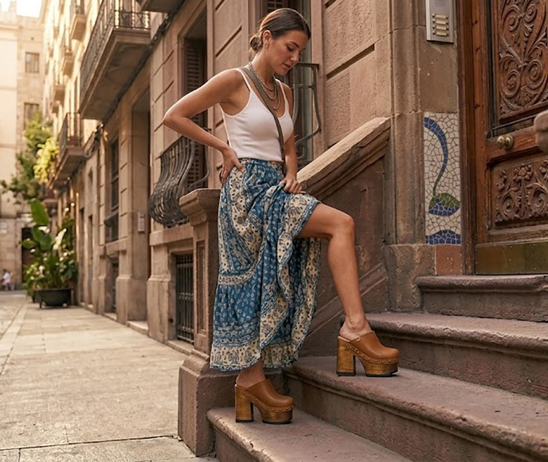 Brown leather clogs in a vintage 70s style. Super high vintage-style wooden heel. Sizes 33 to 47. High-end footwear handmade by Sol Caleyo.