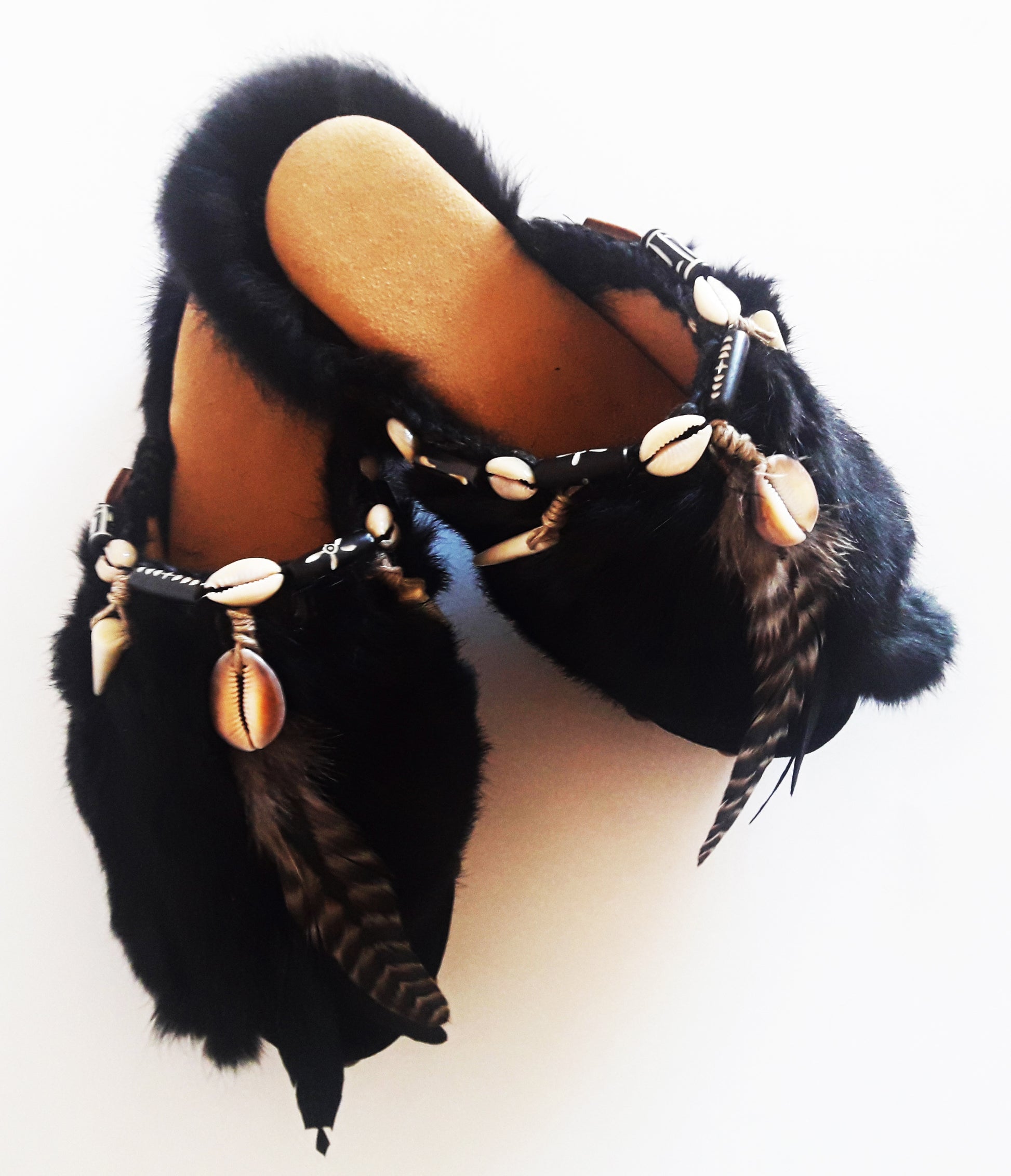 Leather clog with rabbit fur. Clogs with rabbit fur decorated with feathers, shells and horns with a unique Bohemian style. Boho style fur clogs. Sizes 34 to 47. High quality handmade leather shoes by sol Caleyo. Sustainable fashion.