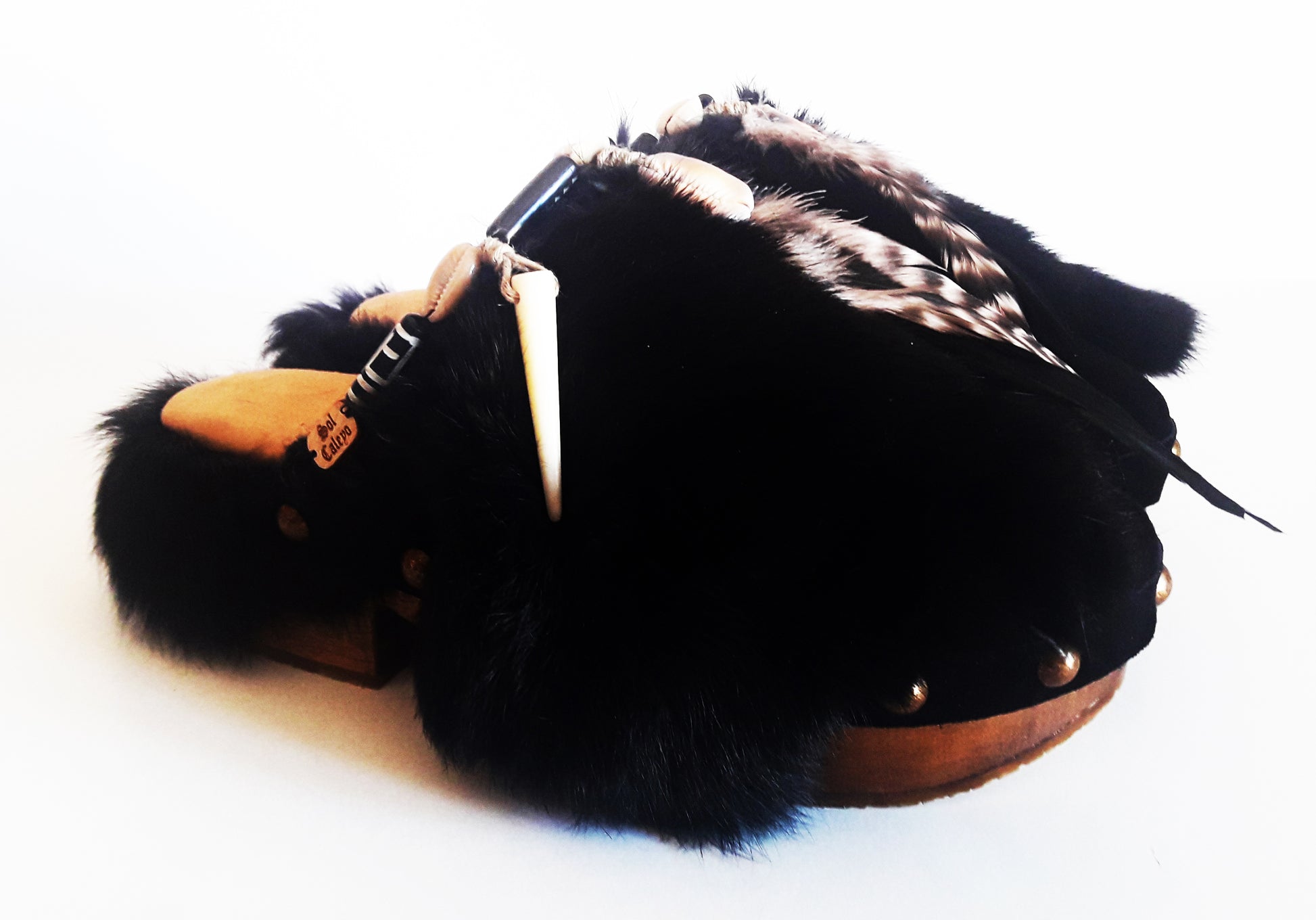 Leather clog with rabbit fur. Clogs with rabbit fur decorated with feathers, shells and horns with a unique Bohemian style. Boho style fur clogs. Sizes 34 to 47. High quality handmade leather shoes by sol Caleyo. Sustainable fashion.