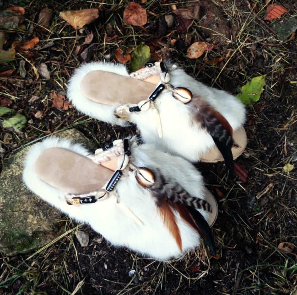 Handmade beige suede closed-toe platform mule clogs with off-white rabbit fur, feathers, bone, carved horn, shells and 5 cm straight natural lacquered wooden heel by Sol Caleyo.
