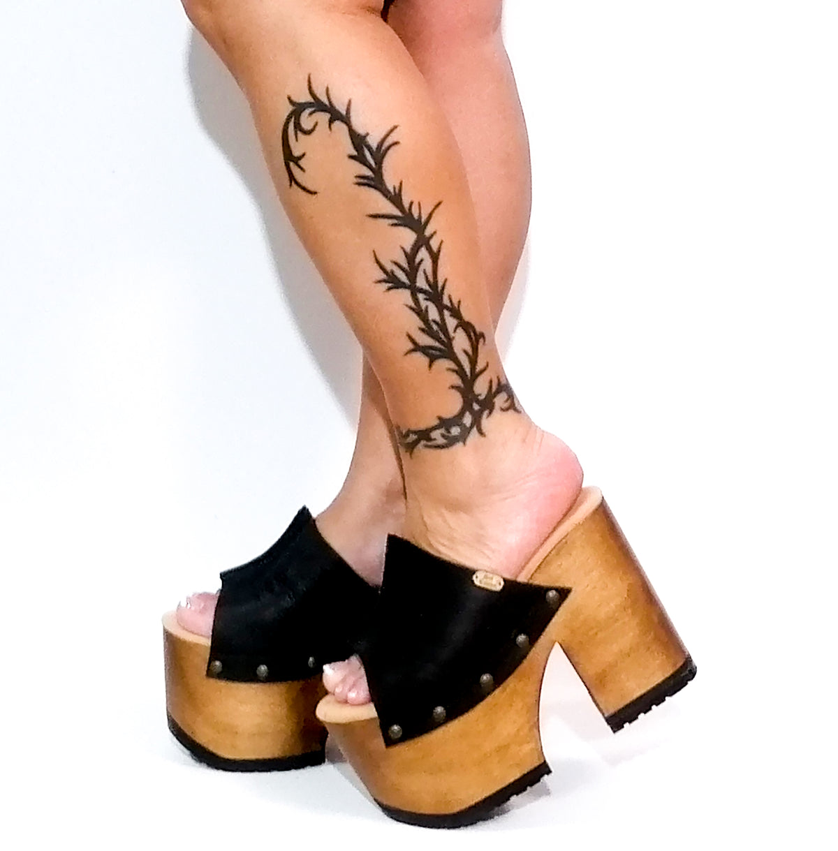 Handmade smooth black leather open toe platform mule sandals with wide strap and 13 cm natural lacquered wooden heel by Sol Caleyo.