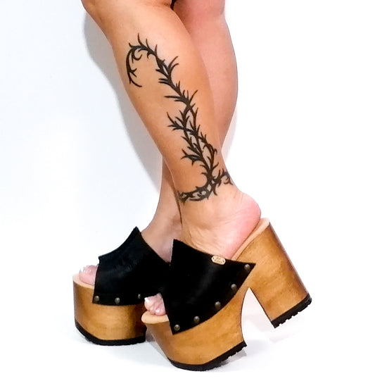 Handmade smooth black leather open toe platform mule sandals with wide strap and 13 cm natural lacquered wooden heel by Sol Caleyo.