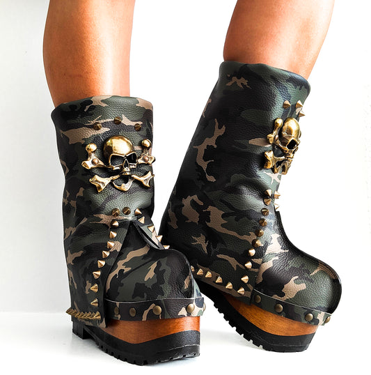 Military camouflage leather boots with wooden platform. Army print platform boots with studs and chains. Rock style military boots, sizes 34 to 47. Handmade by Sol Caleyo.