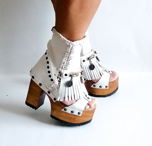 White platform boot Bohemian style. Super high heel sandal made of wood. Boot decorated with shells, coins and carved bone, ideal for your beach styles. Sizes 34 to 47. High quality handmade leather shoes by sol Caleyo. Sustainable fashion.