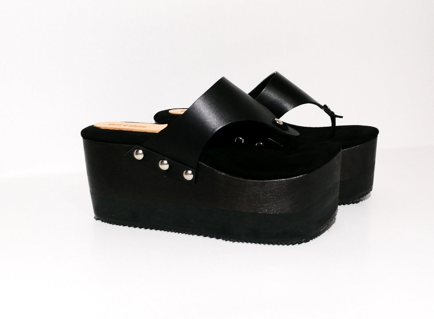 Black flip flop style platform clog sandal. Platform wedge. Black leather flip flop style sandal. Sizes 34 to 47. High quality leather shoes handmade by Sol Caleyo.