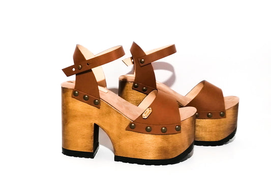 70s style sandals with wooden heel made in leather. Super high wooden heel vintage style. Vintage style clog sandals. Sizes 34 to 47. High quality leather footwear handmade by Sol Caleyo.