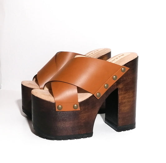 Brown leather clogs with platform and super high heel. Leather mule with super high wooden heel. Vintage 70's style leather clogs. Vintage style super high heel sandal. Sizes 34 to 47. High quality leather shoes handmade by sol Caleyo. Sustainable fashion.