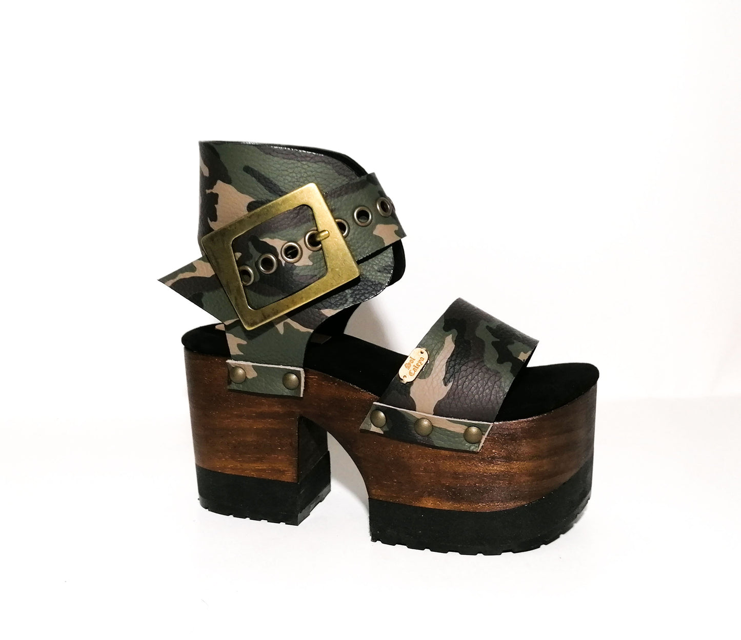 90's style platform clog sandal. Platform sandal handmade in military leather. Wooden heel in military style. Sizes 34 to 47. High quality handmade leather shoes by sol Caleyo. Sustainable fashion.