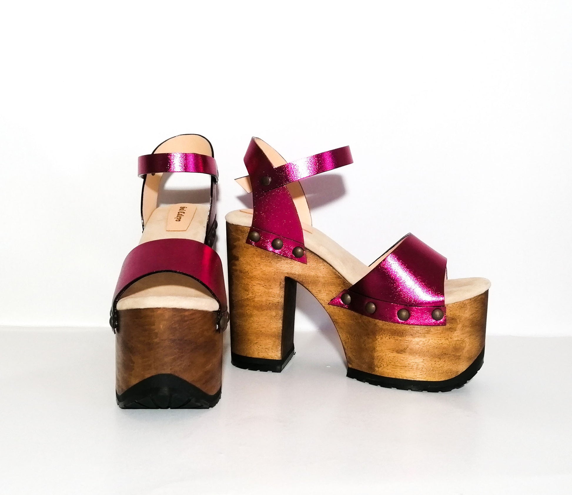 Fuchsia metallic vintage style platform clog sandal. Super high wooden heel sandal. Vintage 70's style platform sandal. Sizes 34 to 47. Handmade leather shoes by sol Caleyo.