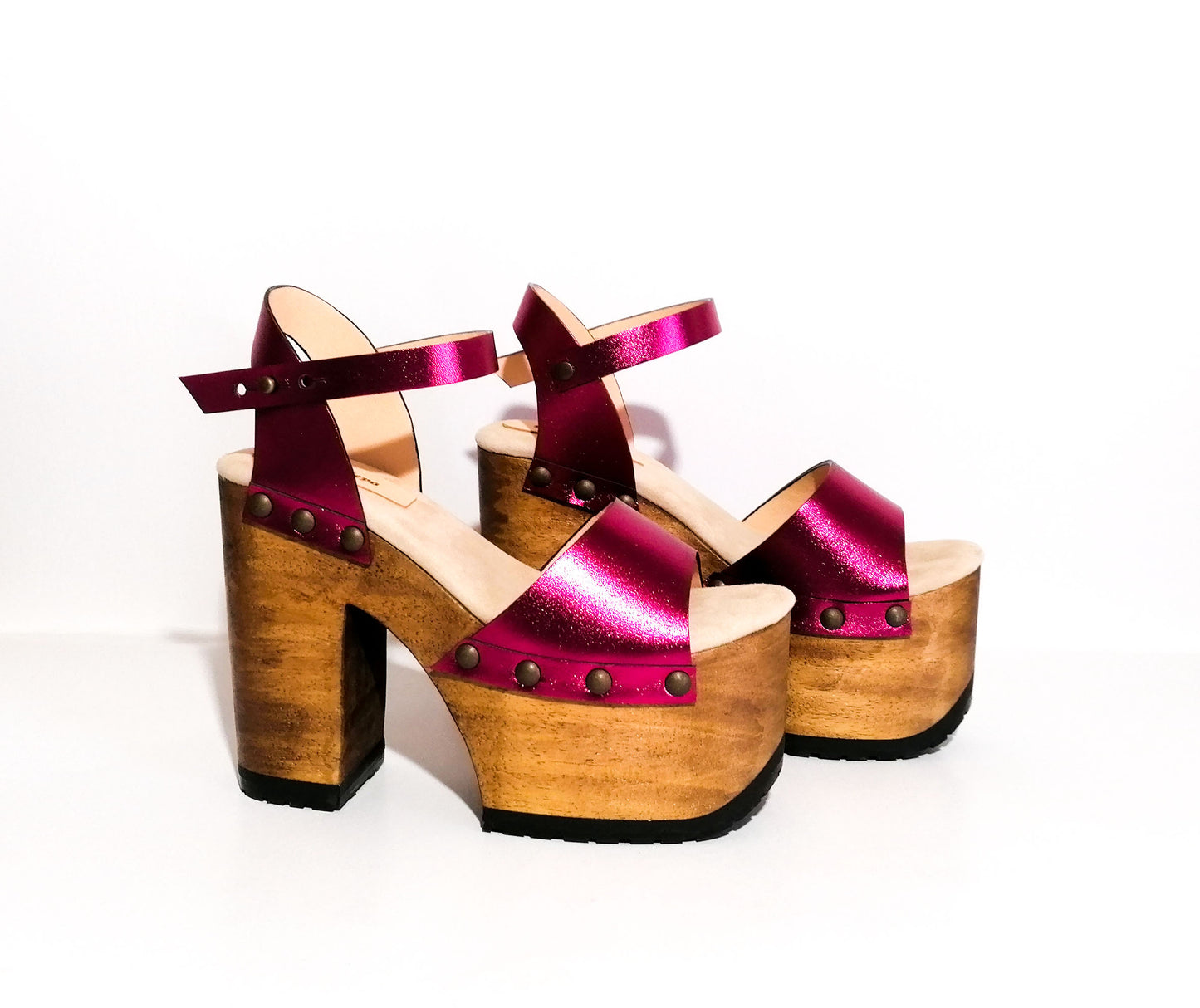 Fuchsia metallic vintage style platform clog sandal. Super high wooden heel sandal. Vintage 70's style platform sandal. Sizes 34 to 47. Handmade leather shoes by sol Caleyo.