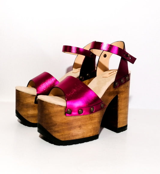 Fuchsia metallic vintage style platform clog sandal. Super high wooden heel sandal. Vintage 70's style platform sandal. Sizes 34 to 47. Handmade leather shoes by sol Caleyo.