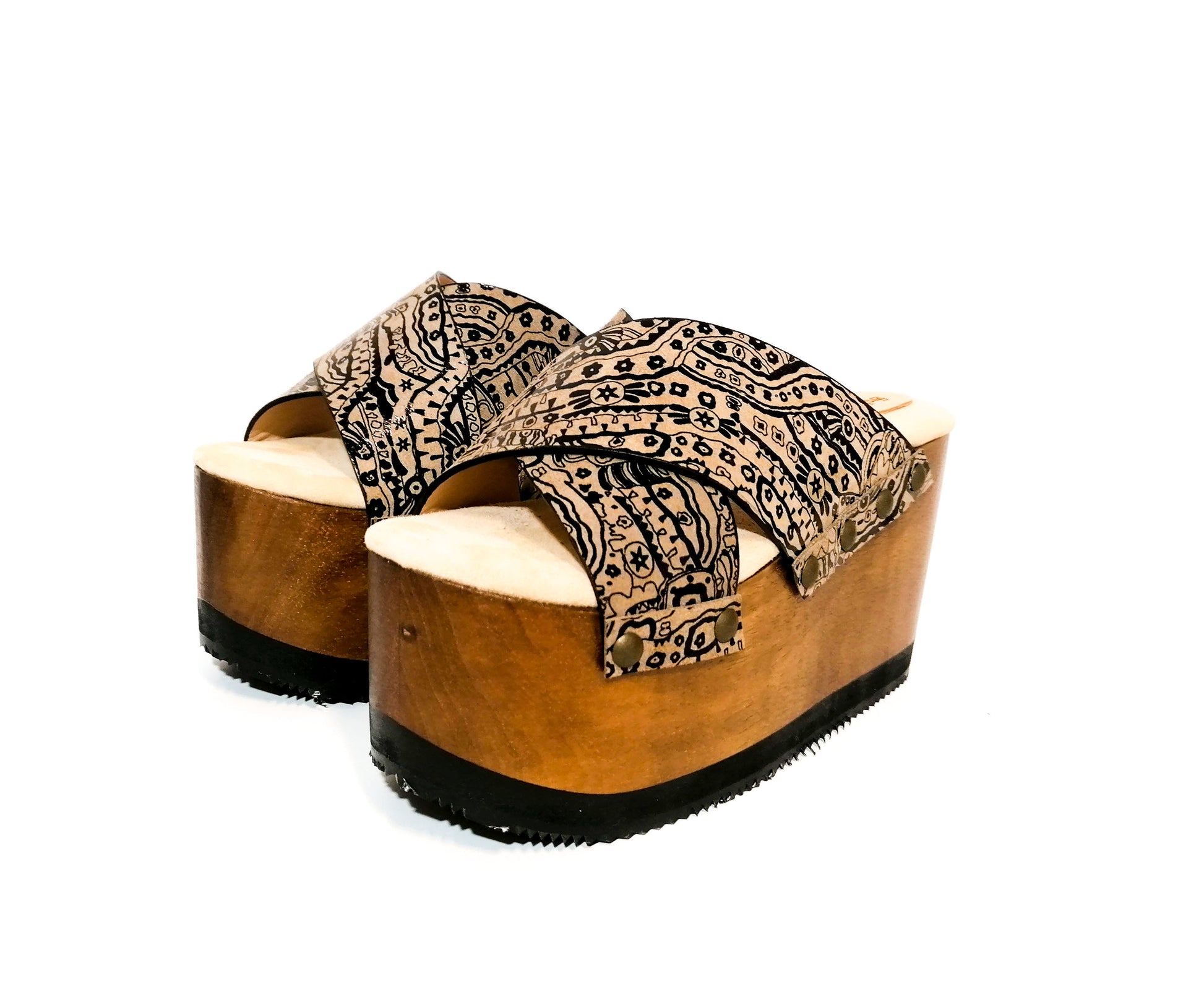 Ethnic leather platform clog sandal in vintage style. Vintage style wooden wedge sandal. Vintage style platform sandal 90's. Sizes from 34 to 47. Sizes 34 to 47. High quality leather shoes handmade by sol Caleyo. Sustainable fashion.