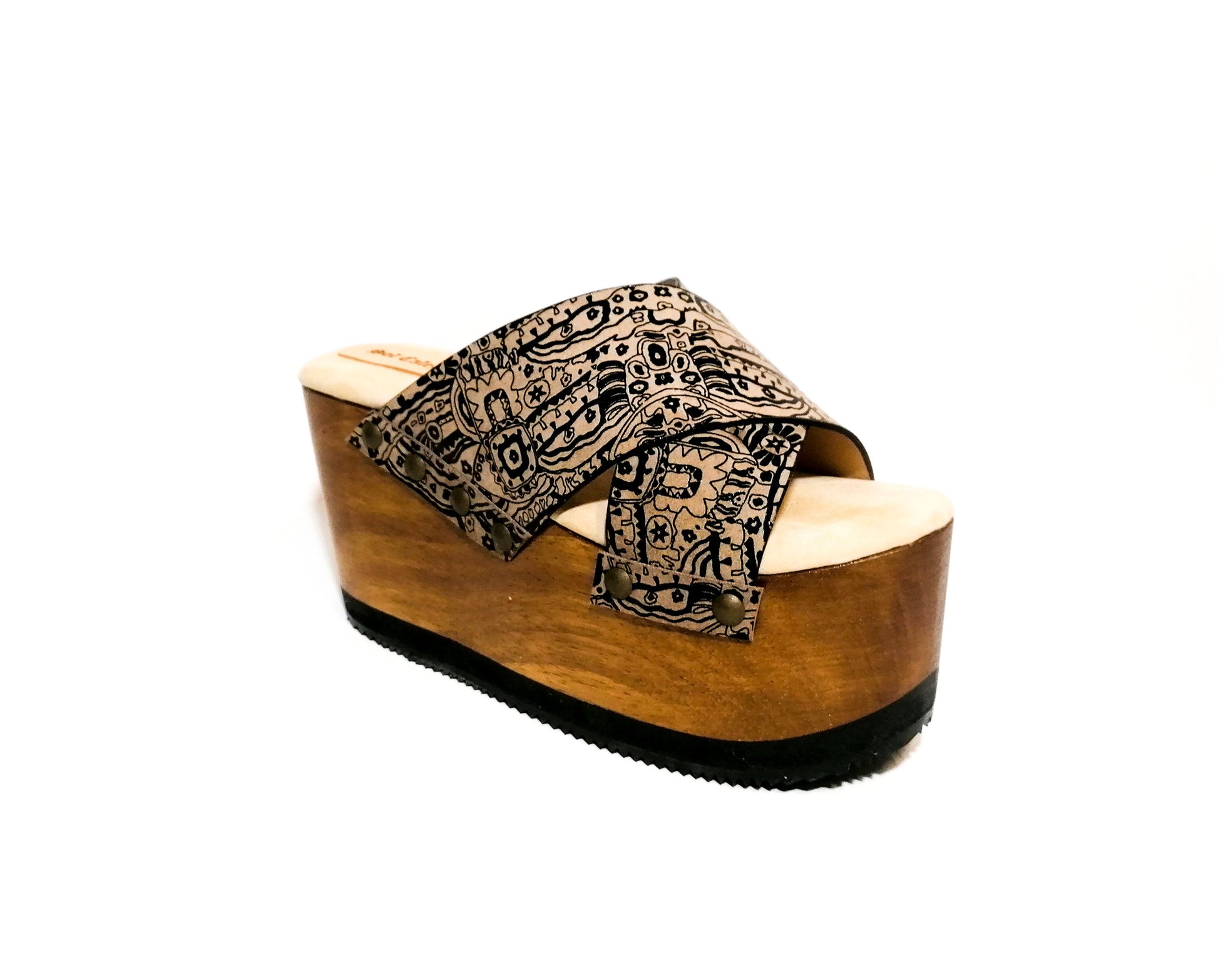 Ethnic leather platform clog sandal in vintage style. Vintage style wooden wedge sandal. Vintage style platform sandal 90's. Sizes from 34 to 47. Sizes 34 to 47. High quality leather shoes handmade by sol Caleyo. Sustainable fashion.