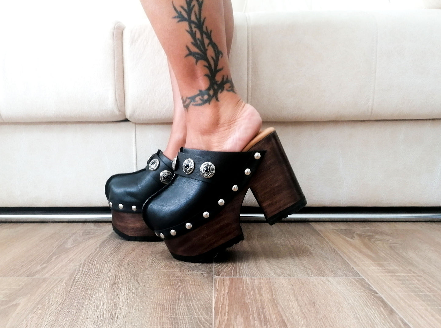 Vintage style black leather clogs. Super high heel clog decorated with vintage silver conchos. Bohemian style mule. Vintage 70's style platform clogs. Sizes 34 to 47. High quality leather shoes handmade by sol Caleyo. Sustainable fashion.