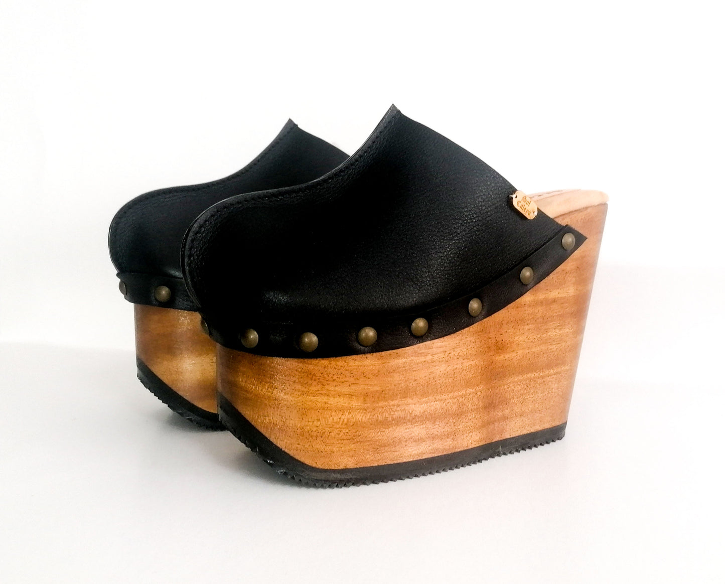Black platform clog vintage style 70s. Super high wooden wedge, closed leather clogs, vintage style wooden wedge. Sizes 34 to 47. High quality leather shoes handmade by Sol Caleyo.