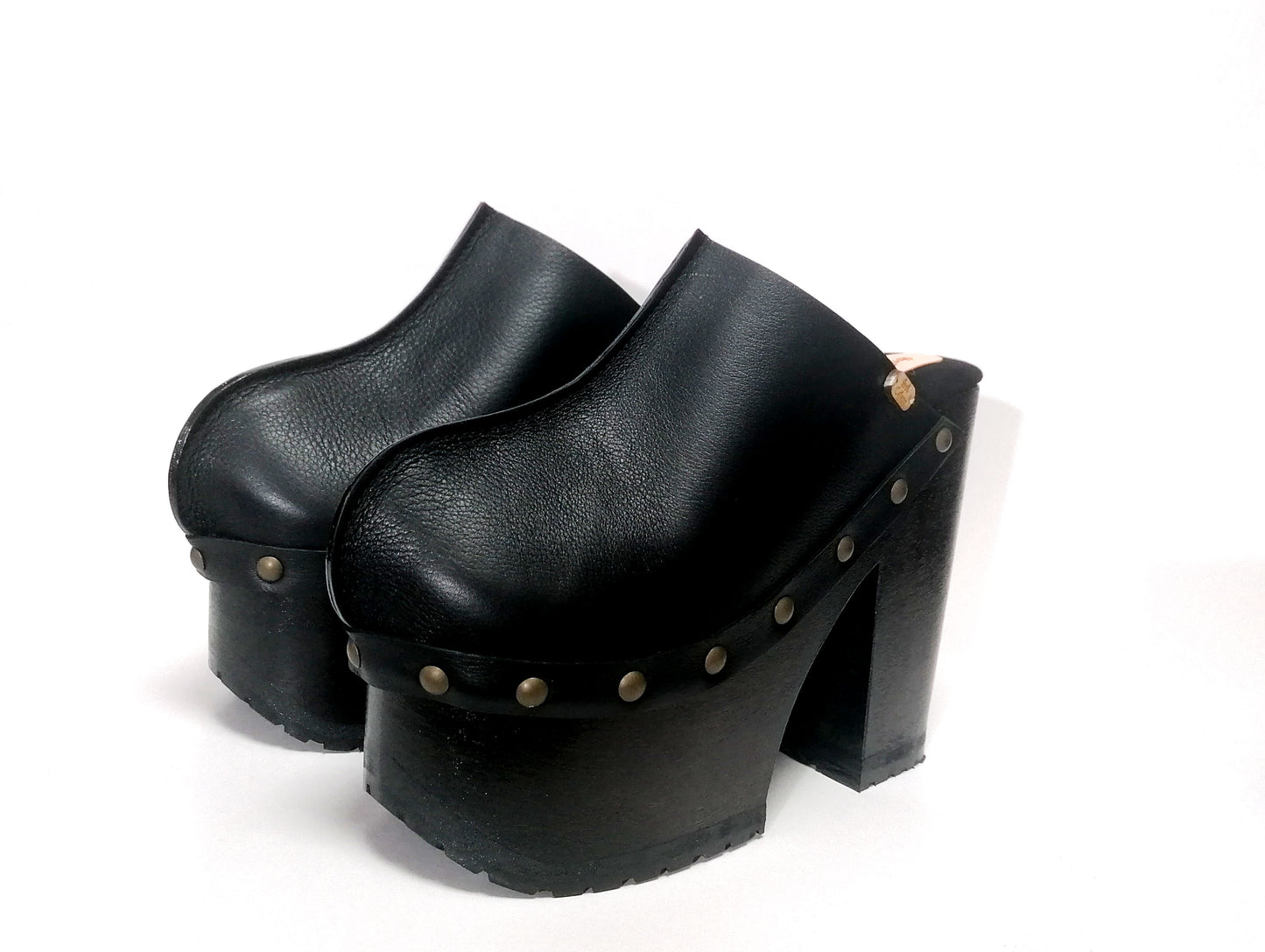 Black leather clogs with platform and super high heel. Leather mule with super high wooden heel. Black leather clogs 70's vintage style. Vintage style super high heel clogs. Sizes 34 to 47. High quality leather shoes handmade by sol Caleyo. Sustainable fashion.