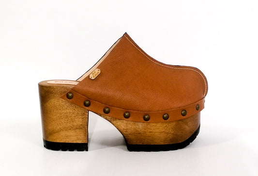 Leather clog with wooden heel vintage style 70s. Camel clog with platform and wooden heel. Sizes from 34 to 47. Excellent quality handmade by Sol Caleyo.