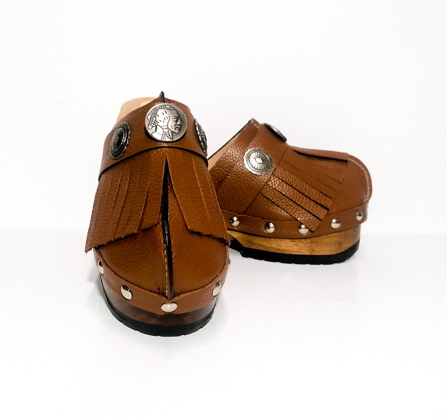 Brown platform clog vintage style 70s. Brown leather clog decorated with American Indian conchos. Leather clogs with wooden heel. Sizes 34 to 47. High quality leather shoes handmade by Sol Caleyo.