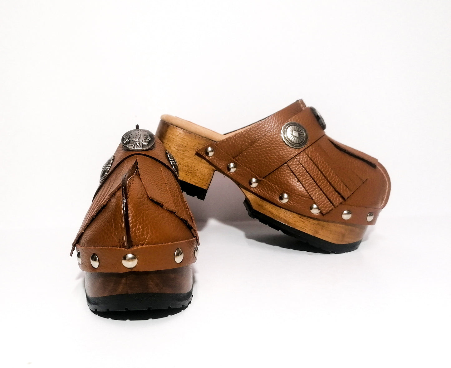 Brown platform clog vintage style 70s. Brown leather clog decorated with American Indian conchos. Leather clogs with wooden heel. Sizes 34 to 47. High quality leather shoes handmade by Sol Caleyo.