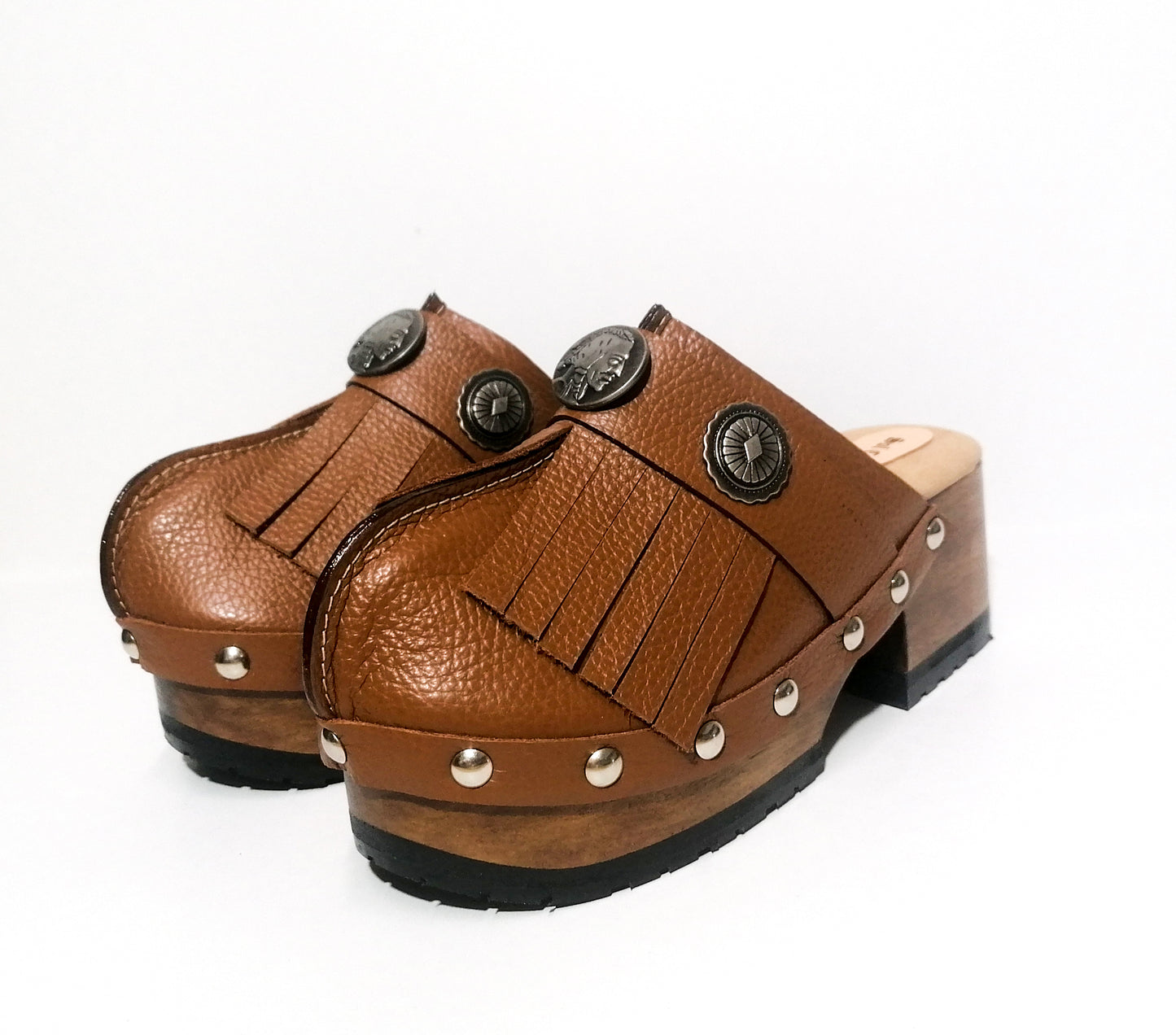 Brown platform clog vintage style 70s. Brown leather clog decorated with American Indian conchos. Leather clogs with wooden heel. Sizes 34 to 47. High quality leather shoes handmade by Sol Caleyo.