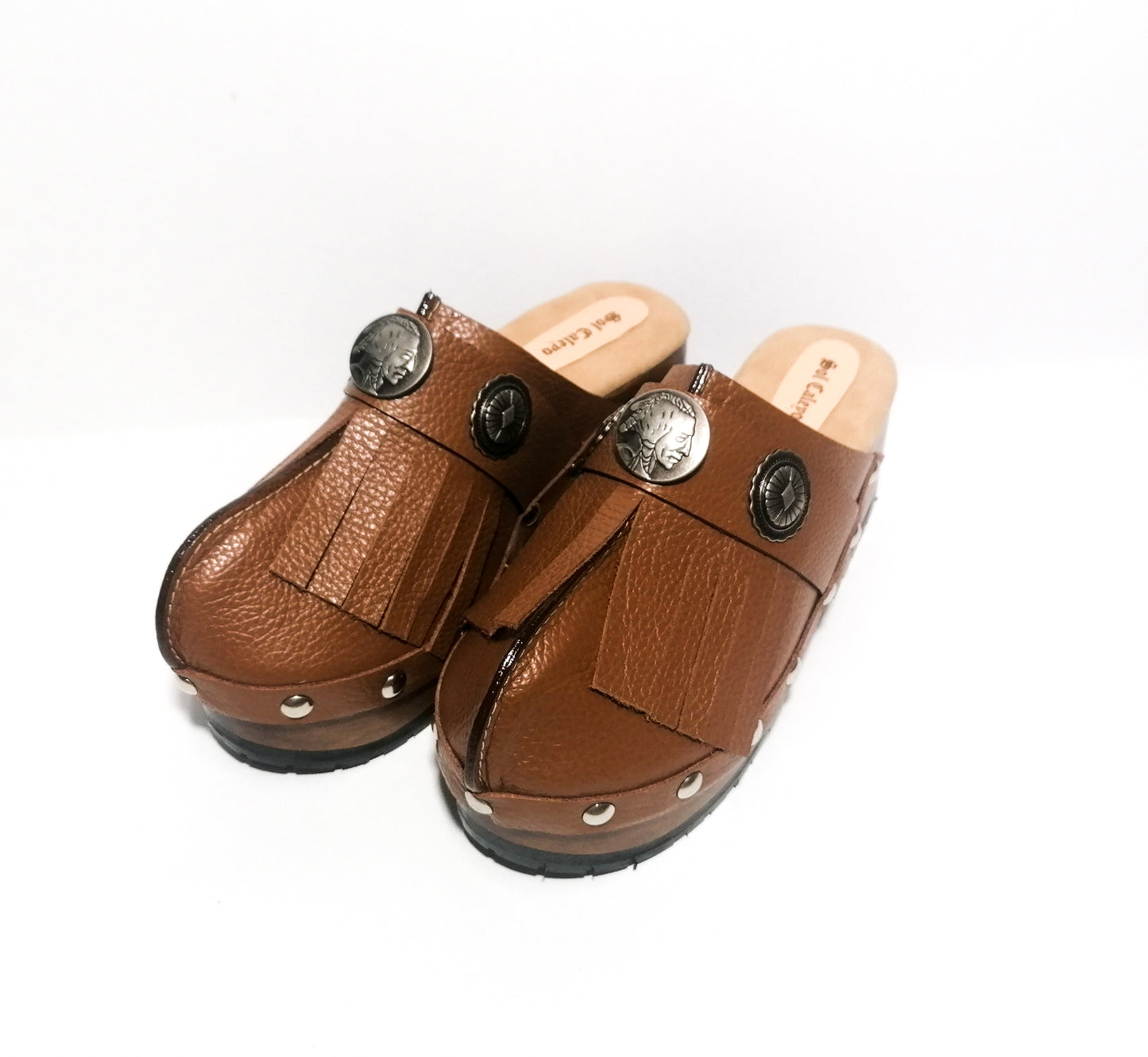 Brown platform clog vintage style 70s. Brown leather clog decorated with American Indian conchos. Leather clogs with wooden heel. Sizes 34 to 47. High quality leather shoes handmade by Sol Caleyo.