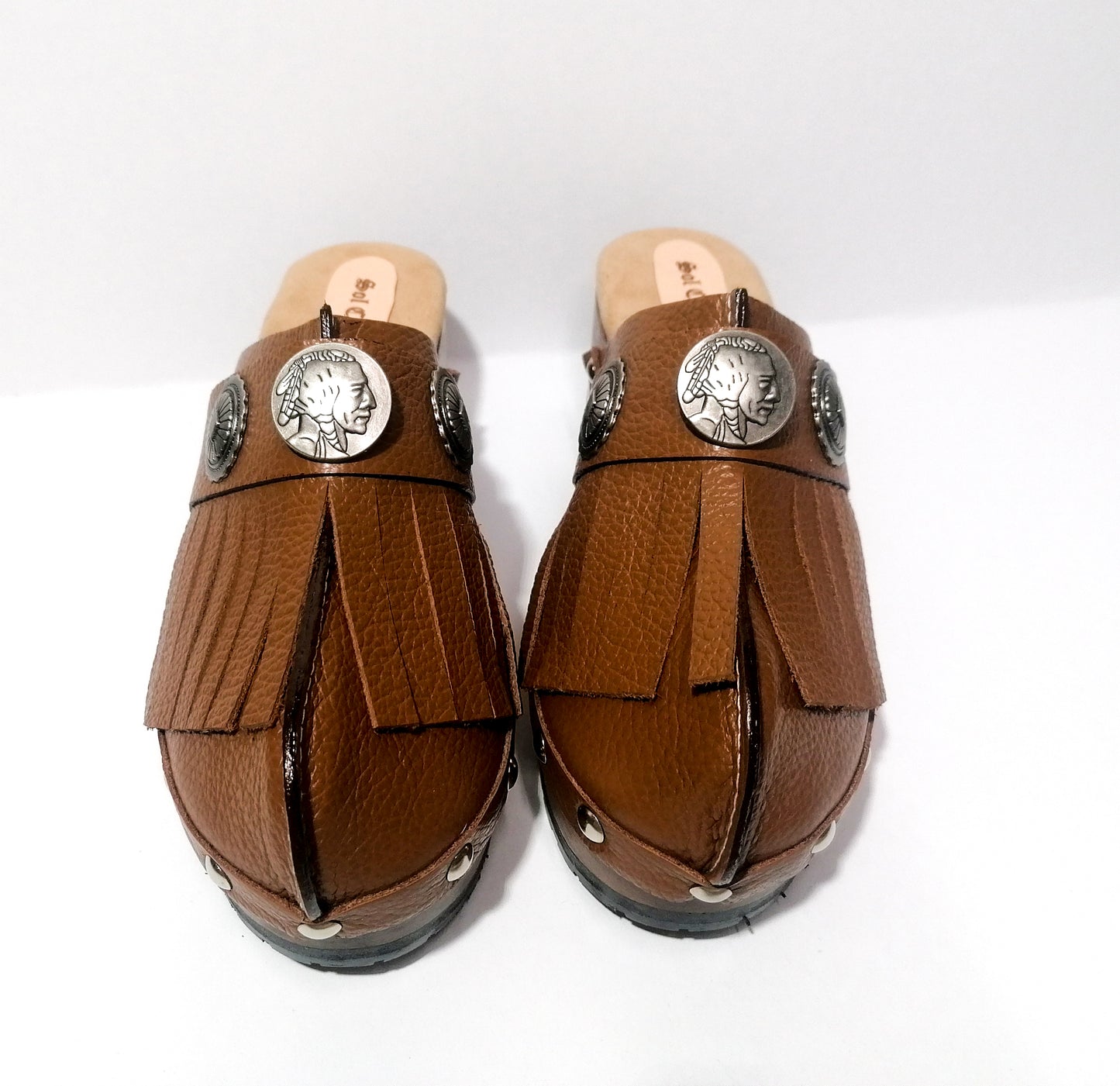 Brown platform clog vintage style 70s. Brown leather clog decorated with American Indian conchos. Leather clogs with wooden heel. Sizes 34 to 47. High quality leather shoes handmade by Sol Caleyo.