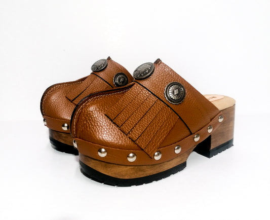 Brown platform clog vintage style 70s. Brown leather clog decorated with American Indian conchos. Leather clogs with wooden heel. Sizes 34 to 47. High quality leather shoes handmade by Sol Caleyo.