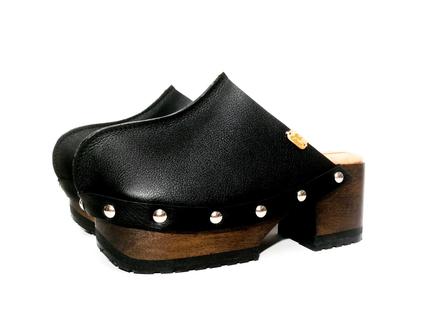 Black leather clogs. Classic vintage style leather clogs. Black clog with wooden heel. Sizes 34 to 47. High quality handmade leather shoes by sol Caleyo. Sustainable fashion.