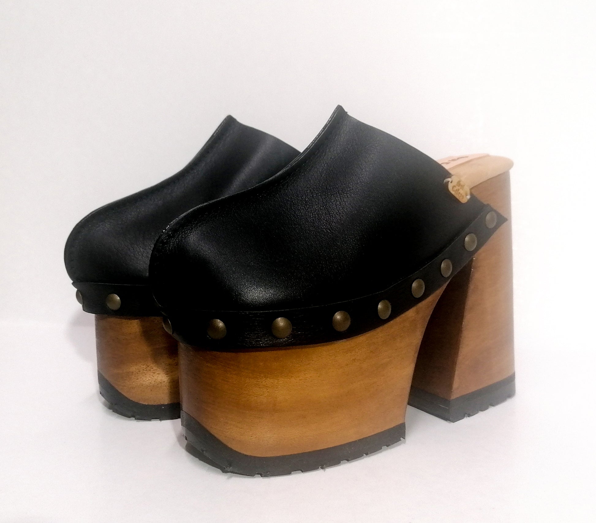 Black leather clog vintage style 70s. Leather clog with super high wooden heel. Vintage style wooden clog. Sizes 34 to 47. High quality handmade leather shoes by sol Caleyo. Sustainable fashion.