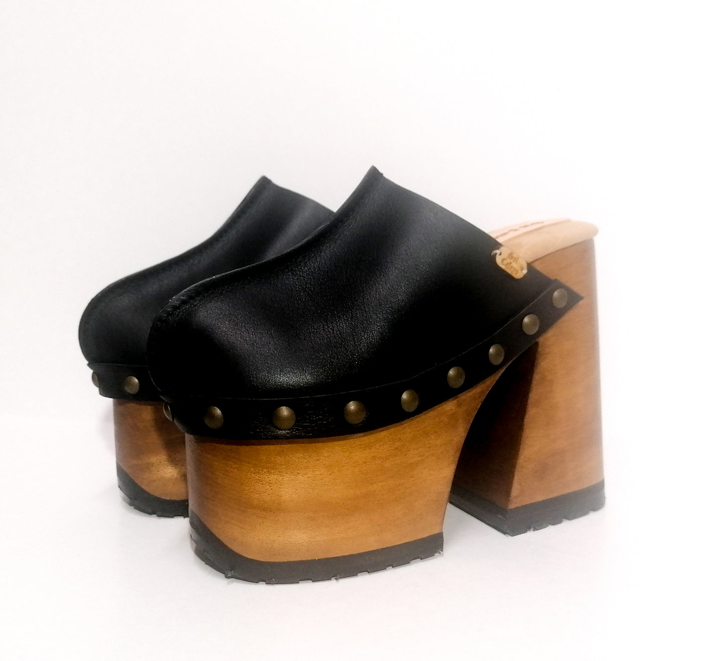 Black leather clog vintage style 70s. Leather clog with super high wooden heel. Vintage style wooden clog. Sizes 34 to 47. High quality handmade leather shoes by sol Caleyo. Sustainable fashion.