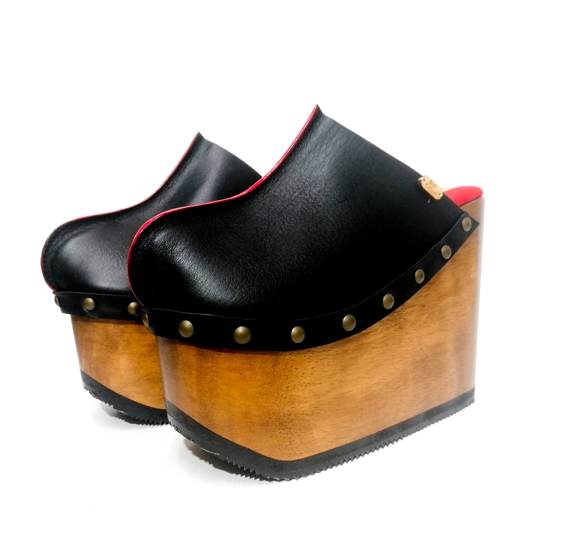 Black platform clog vintage style 70s. Super high wooden wedge, closed leather clogs, vintage style wooden wedge. Sizes 34 to 47. High quality leather shoes handmade by Sol Caleyo.