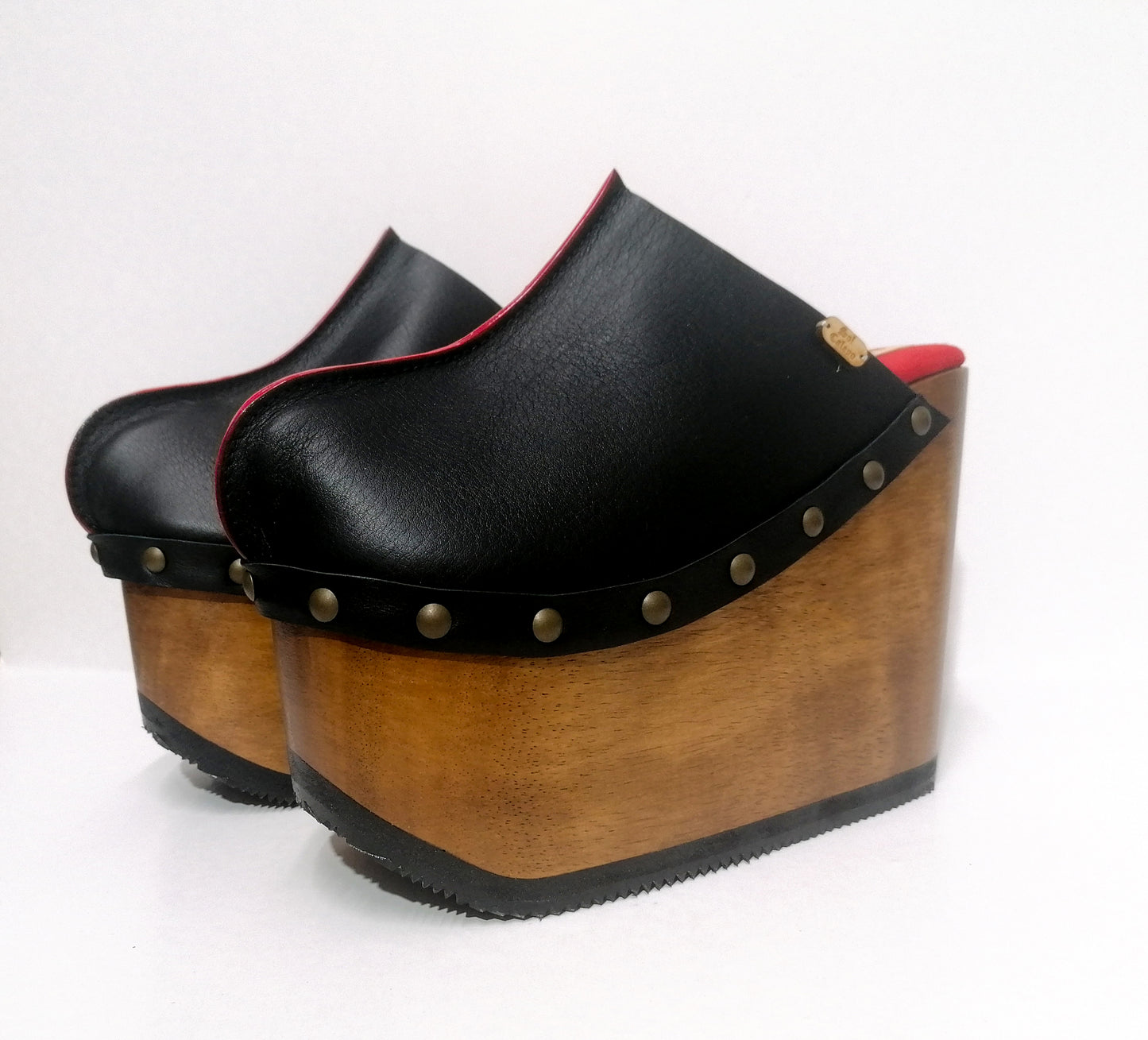 Black platform clog vintage style 70s. Super high wooden wedge, closed leather clogs, vintage style wooden wedge. Sizes 34 to 47. High quality leather shoes handmade by Sol Caleyo.