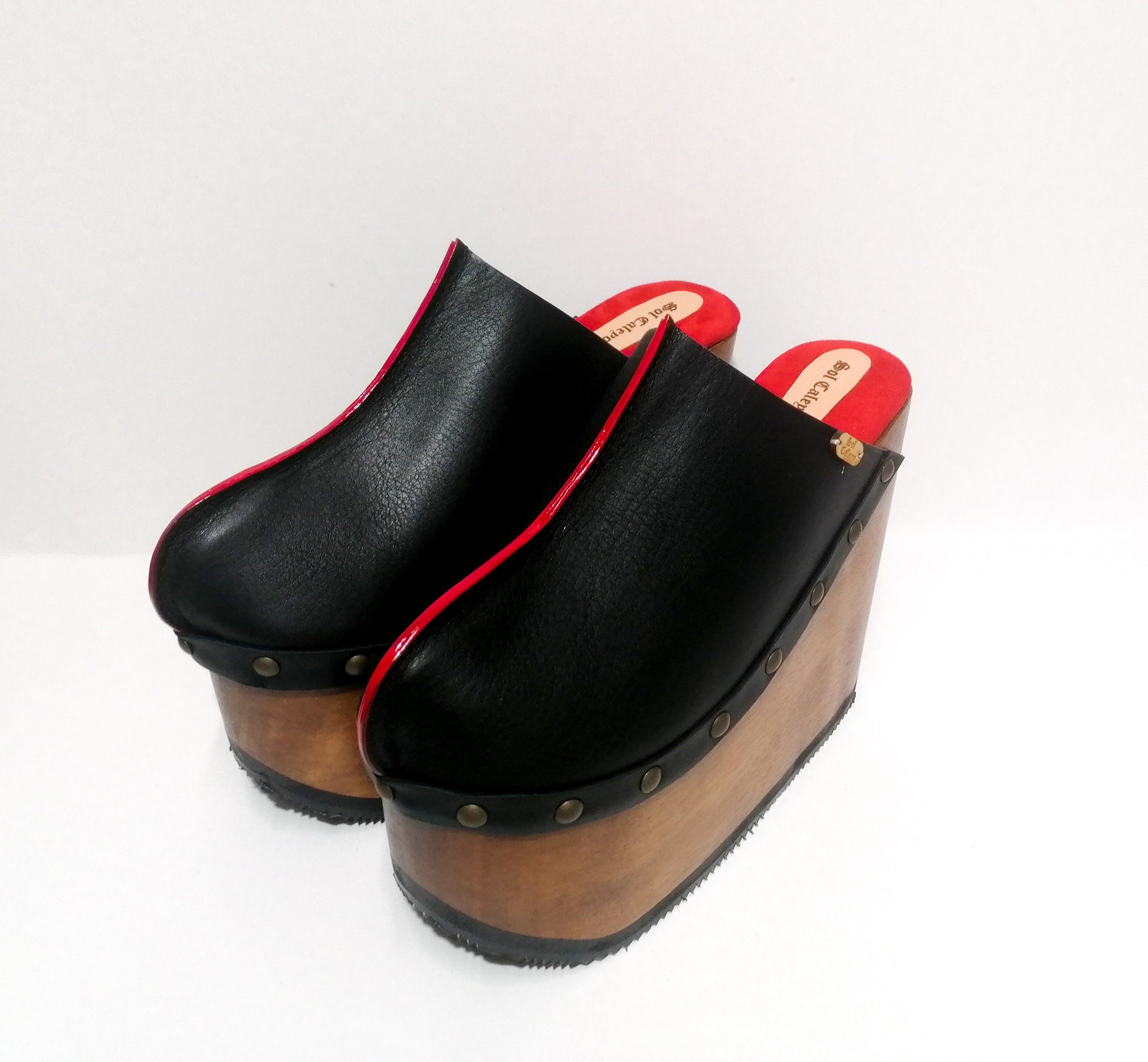 Black platform clog vintage style 70s. Super high wooden wedge, closed leather clogs, vintage style wooden wedge. Sizes 34 to 47. High quality leather shoes handmade by Sol Caleyo.