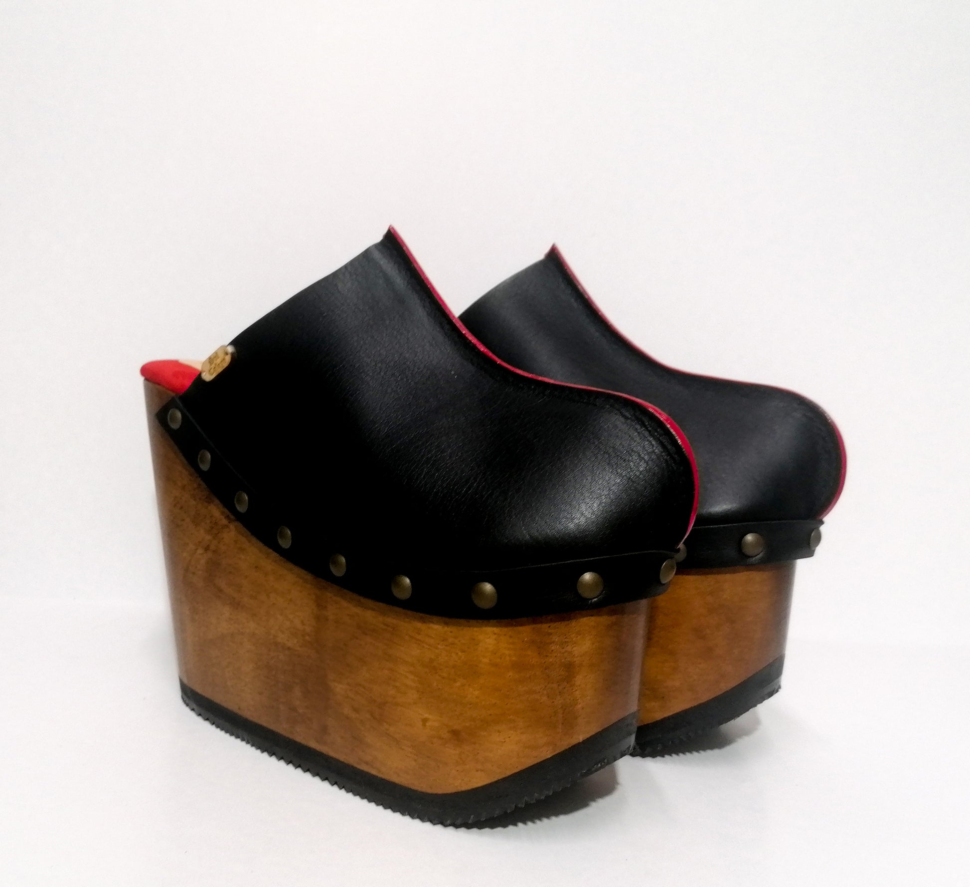 Black platform clog vintage style 70s. Super high wooden wedge, closed leather clogs, vintage style wooden wedge. Sizes 34 to 47. High quality leather shoes handmade by Sol Caleyo.