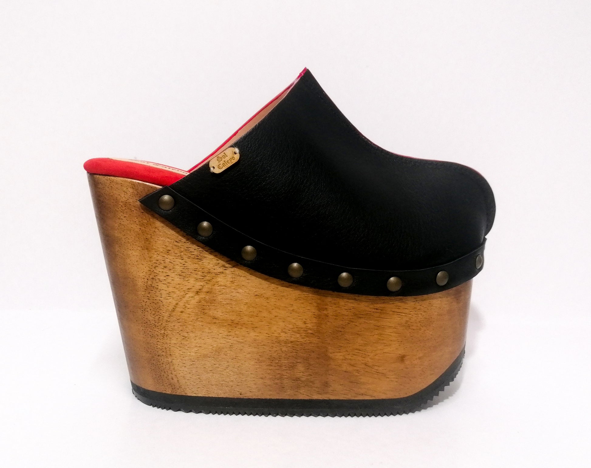 Black platform clog vintage style 70s. Super high wooden wedge, closed leather clogs, vintage style wooden wedge. Sizes 34 to 47. High quality leather shoes handmade by Sol Caleyo.