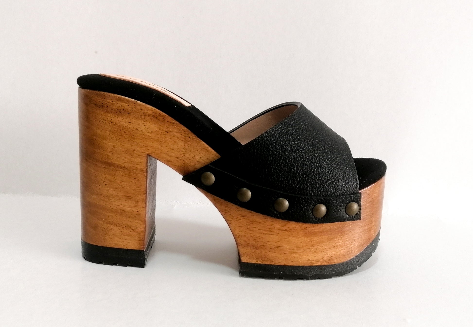 Black leather peep toe sandal. Platform sandal with super high wooden heel. Clog sandal 70's style. Sizes 34 to 47. High quality handmade leather shoes by sol Caleyo. Sustainable fashion.