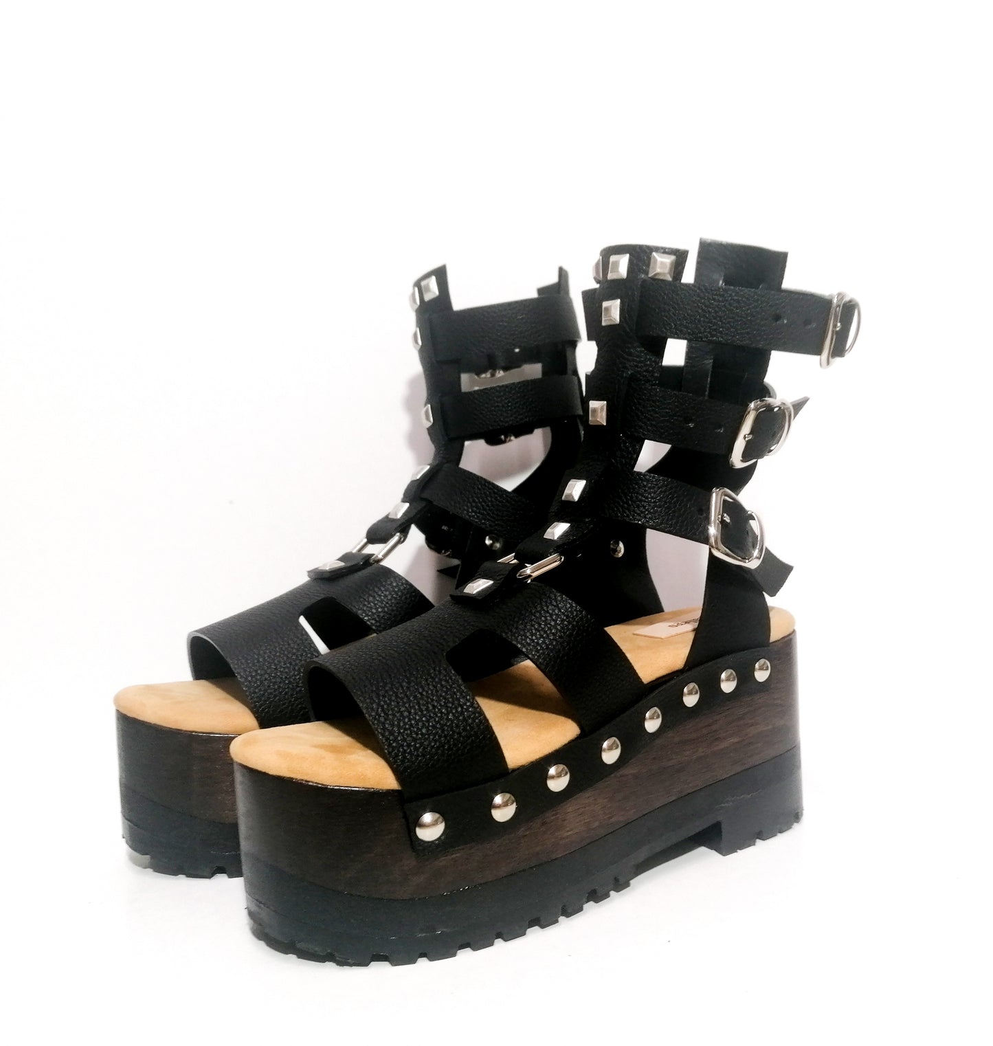 Sandal with straps and wooden wedge. Black strappy sandals with silver studs. Sandals with straps and wooden platform. Sizes 34 to 47. High quality leather shoes handmade by sol Caleyo. Sustainable fashion.