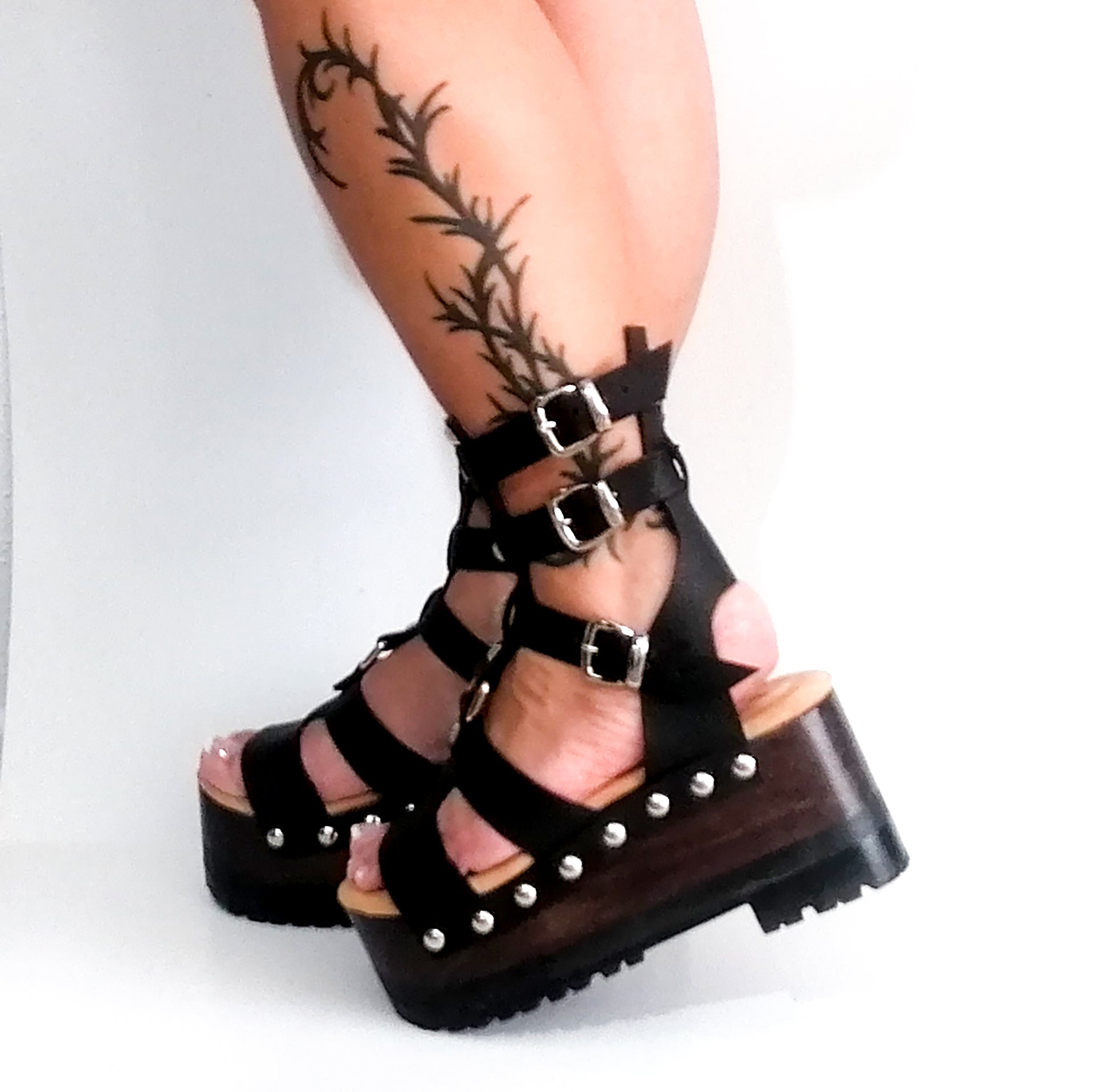 Sandal with straps and wooden wedge. Black strappy sandals with silver studs. Sandals with straps and wooden platform. Sizes 34 to 47. High quality leather shoes handmade by sol Caleyo. Sustainable fashion.