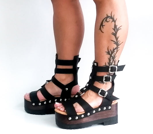 Sandal with straps and wooden wedge. Black strappy sandals with silver studs. Sandals with straps and wooden platform. Sizes 34 to 47. High quality leather shoes handmade by sol Caleyo. Sustainable fashion.