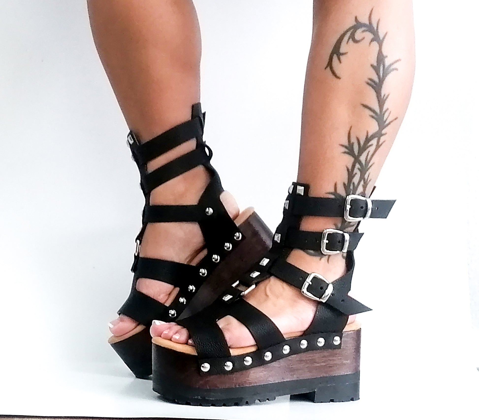 Sandal with straps and wooden wedge. Black strappy sandals with silver studs. Sandals with straps and wooden platform. Sizes 34 to 47. High quality leather shoes handmade by sol Caleyo. Sustainable fashion.