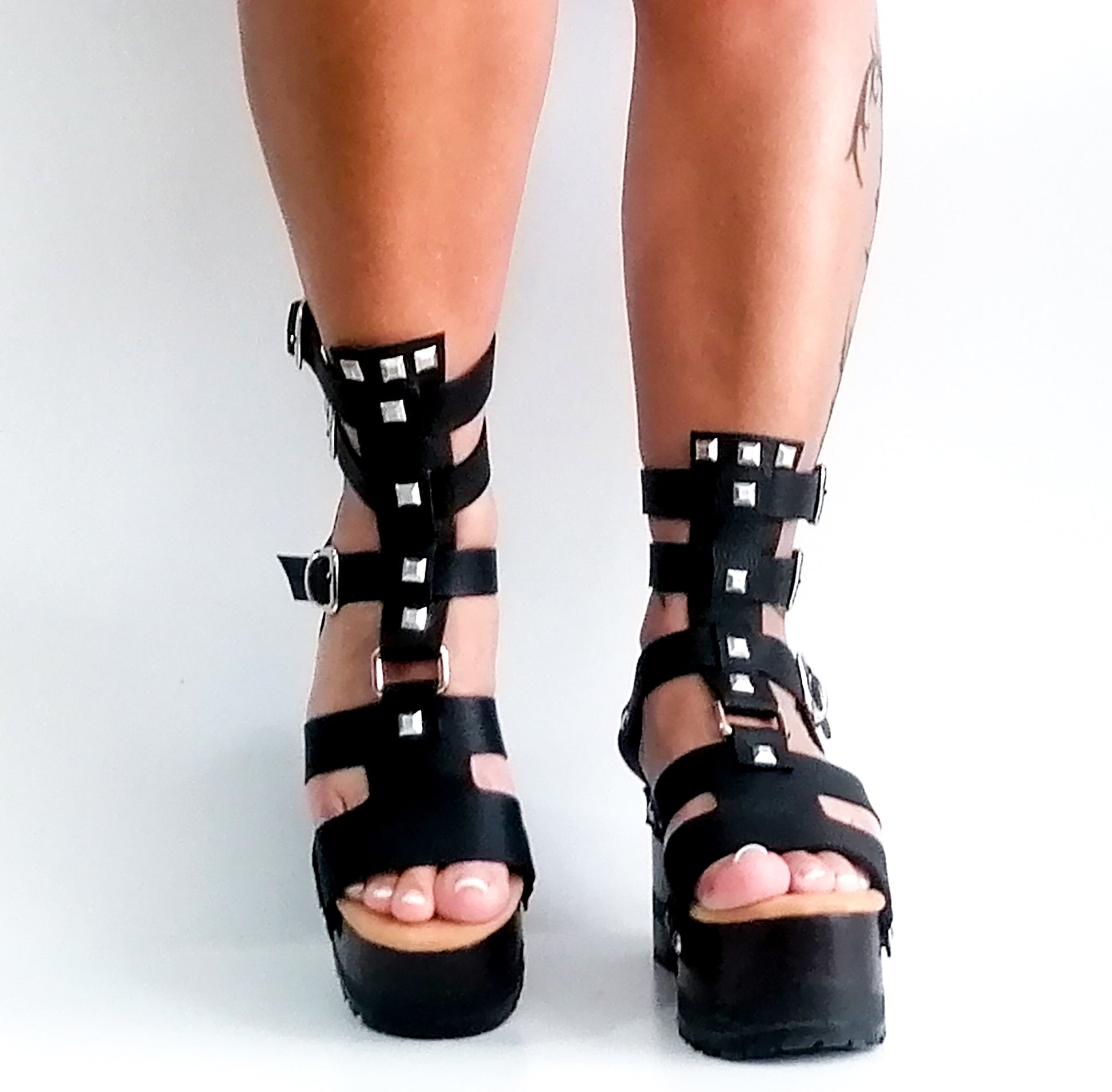 Sandal with straps and wooden wedge. Black strappy sandals with silver studs. Sandals with straps and wooden platform. Sizes 34 to 47. High quality leather shoes handmade by sol Caleyo. Sustainable fashion.