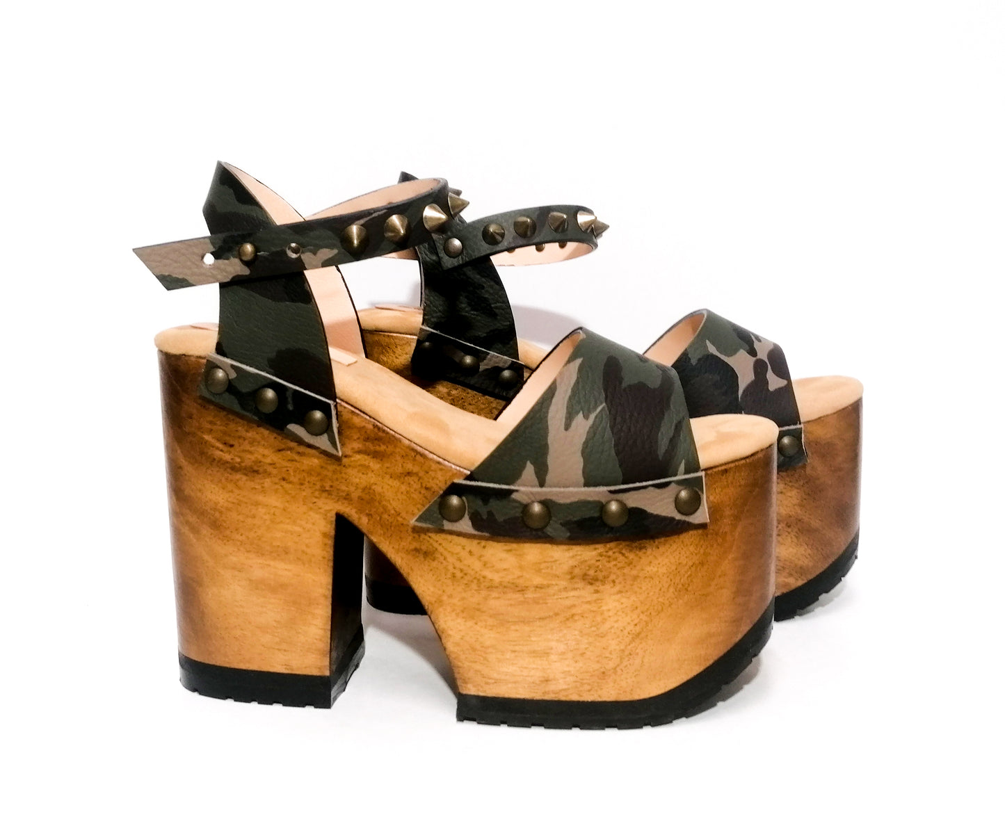 70's style platform clog sandal. Platform sandal handmade in military leather. Super high wooden heel military style. Sizes 34 to 47. High quality handmade leather shoes by sol Caleyo. Sustainable fashion.